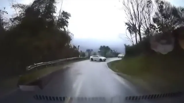 Trời mưa, ô tô vào cua xoay 360 độ, bài học cho tài xế khi đi đường trơn