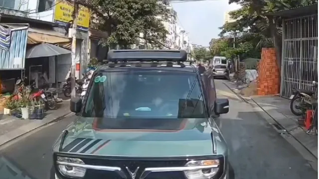 Nam tài xế đi ngược chiều, bỏ xe khi bị chặn đối mặt mức phạt thế nào?