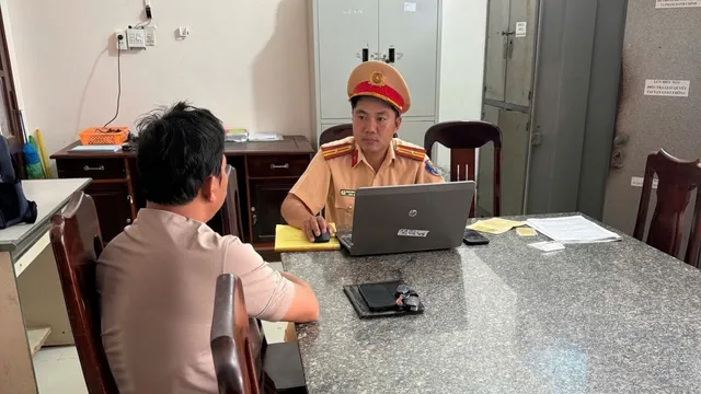 Đắk Lắk: Xử phạt tài xế xe tải vượt ẩu trên đường Đông Trường Sơn