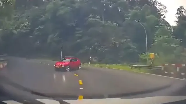 Ôtô vượt ở khúc cua khiến xe xoay ngang, bài học lớn dành cho tài xế
