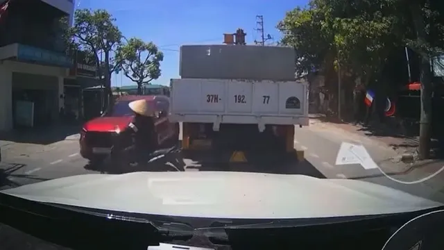 Xe máy lao ra đường như chỗ không người dù bị khuất tầm nhìn