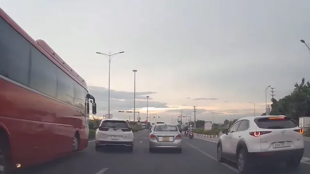 Chuyển làn như chỗ không người, ôtô con nhận bài học đắt giá