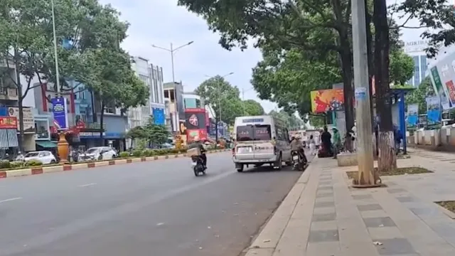 Đắk Lắk: Dừng đỗ đón trả khách gần điểm dừng xe buýt, mất an toàn giao thông.